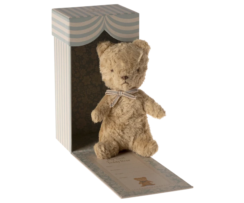 My first teddy - Sand