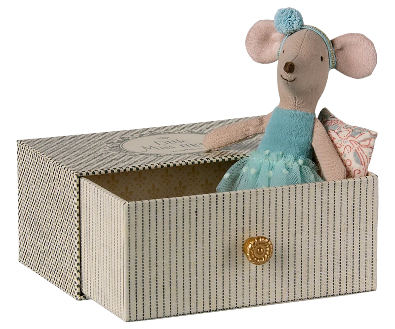 Dance mouse in daybed, Little sister